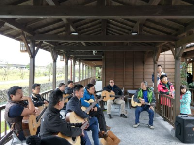 工作坊學員在羅東林業文化園區用自己打造的手工吉他演奏